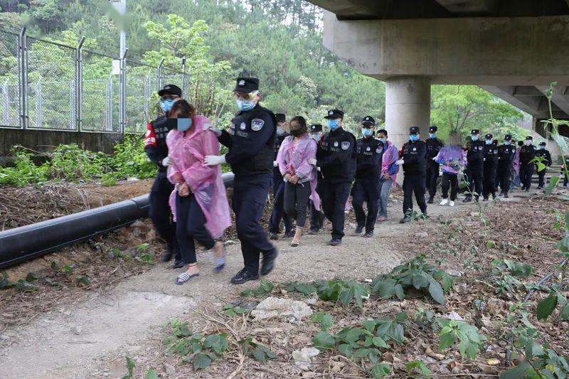 崇左犯事的下场警察押解10名嫌犯指认现场