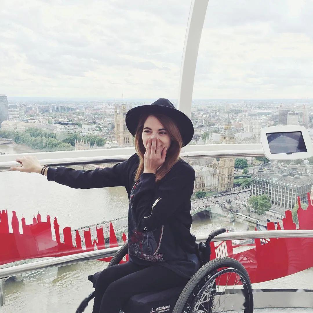 瘫痪19年,25岁美女学霸涅盘重生,坐轮椅走秀惊艳时装周!