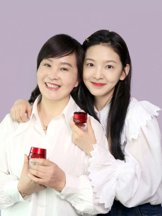 原创张佳宁焦俊艳章若楠与妈妈广告写真三对高颜值母女宛如复制粘贴
