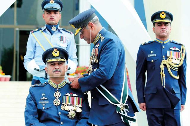 原创巴基斯坦空军军衔是怎样的设有空军元帅士兵肩章使用雄鹰图案