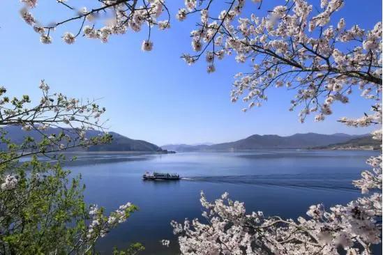 这座城,地处长白山脉向松辽平原的过渡地带,远望长白,近绕松水;这座城