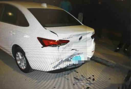 五车被撞丹东振八街深夜发生交通事故