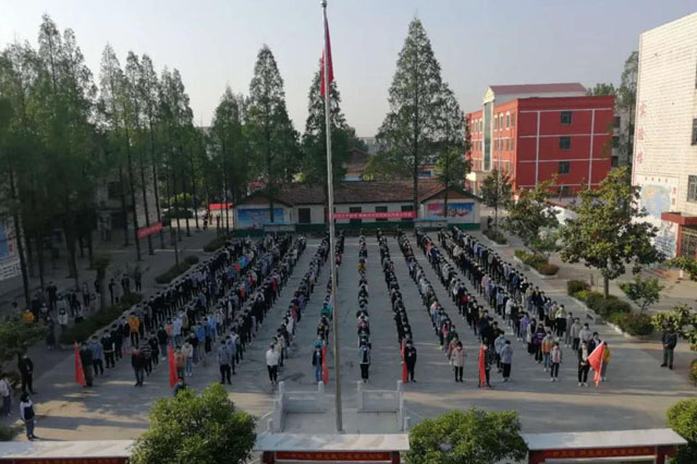 升起梦想 升起明天——邓州市三高中全体师生举行特殊升旗仪式