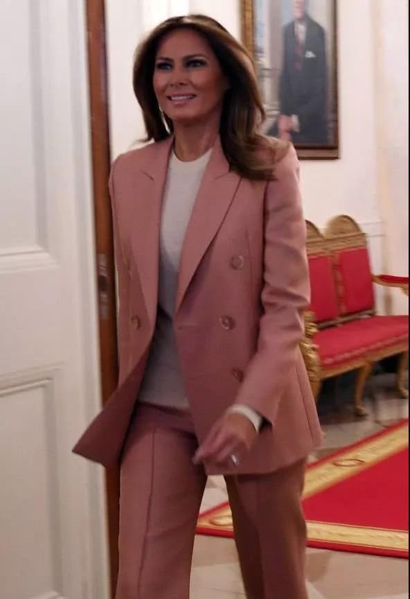 16岁涉足模特圈,如今50岁改走端庄路线_梅拉尼娅