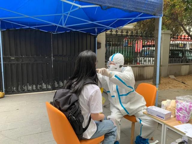 原创个人新冠病毒核酸检测火了预约排到五一后费用比美国便宜太多