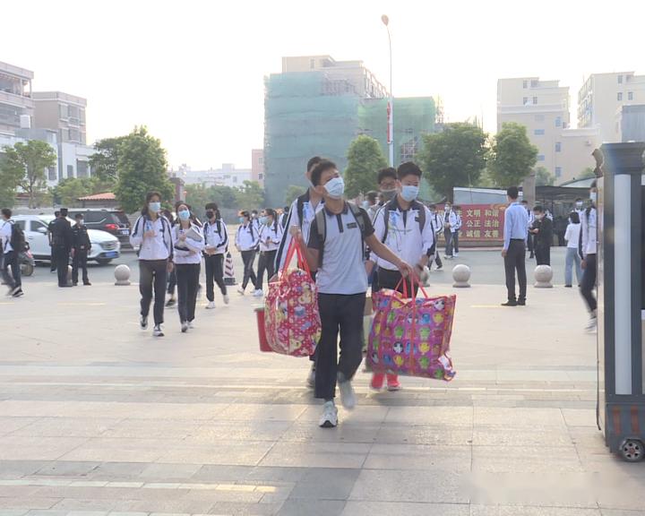 4月27日,碣石玉燕中学迎来了返校复学的高三,初三级学生,校园内开启了