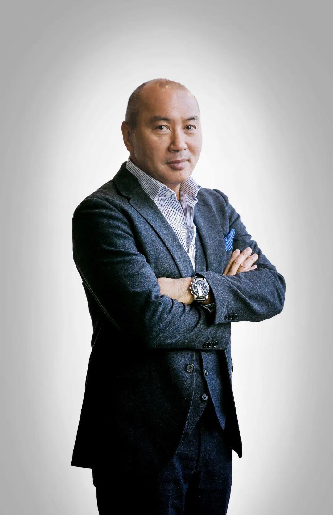 修身的剪裁可以看出他是一个注重细节的男士,这是美川龙二先生给记者