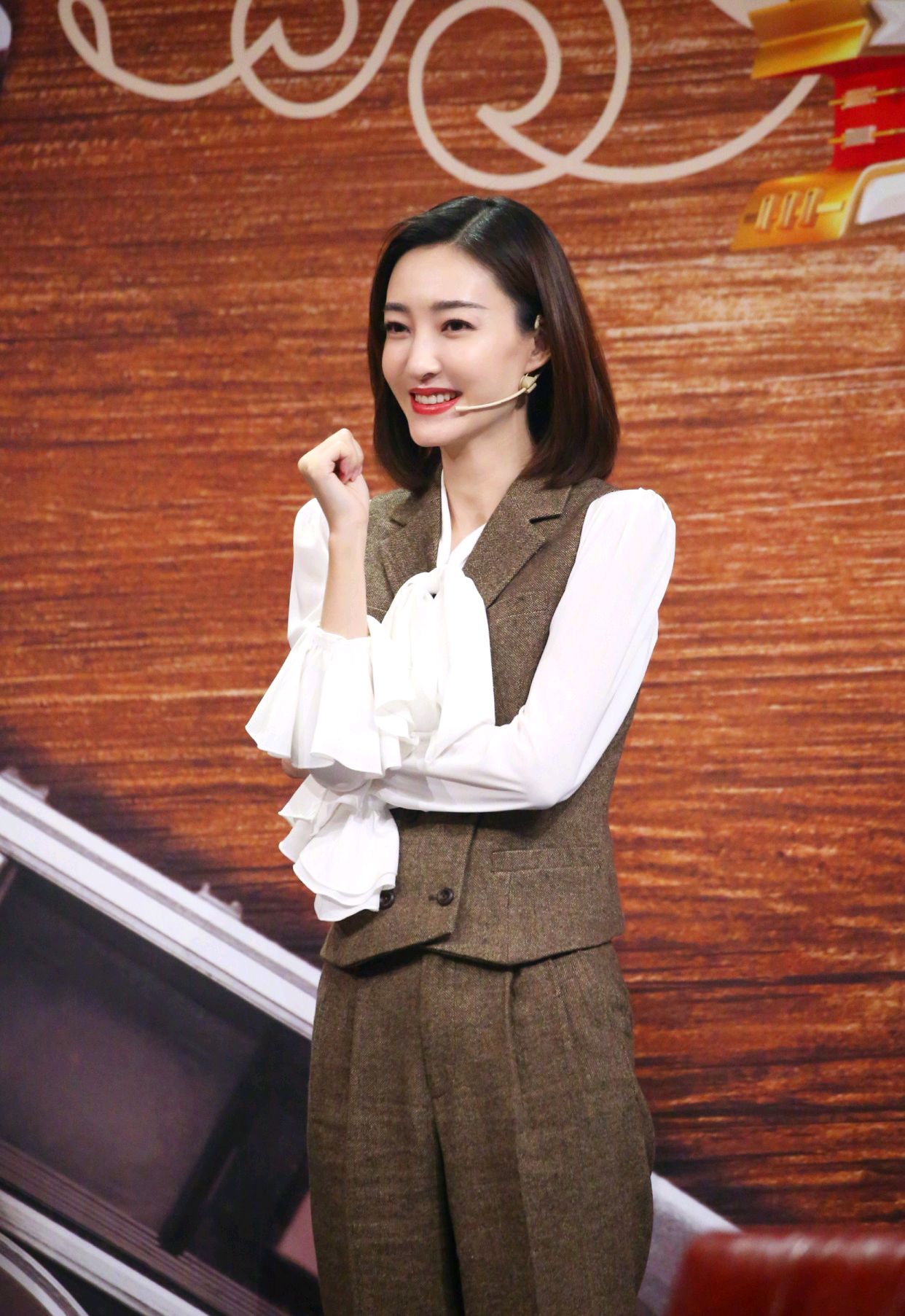 王丽坤的穿搭很高级身穿一袭橙色连衣裙配上丸子头美得很惊艳