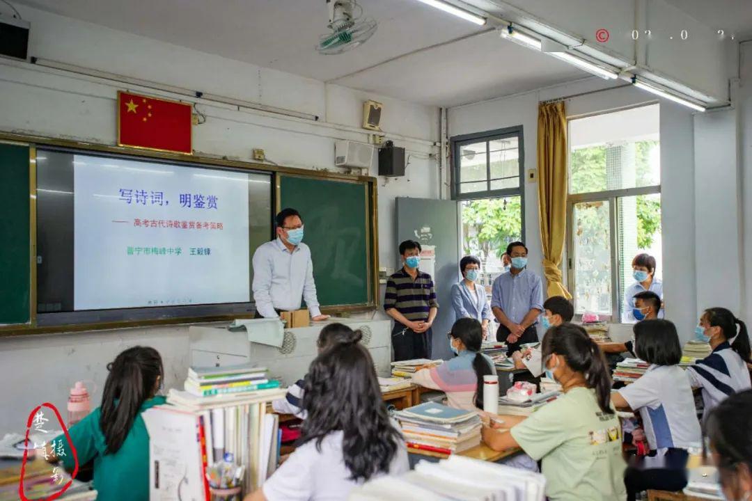 梅塘镇镇委书记陈文生等有关部门负责人到梅峰中学检查返校复课情况