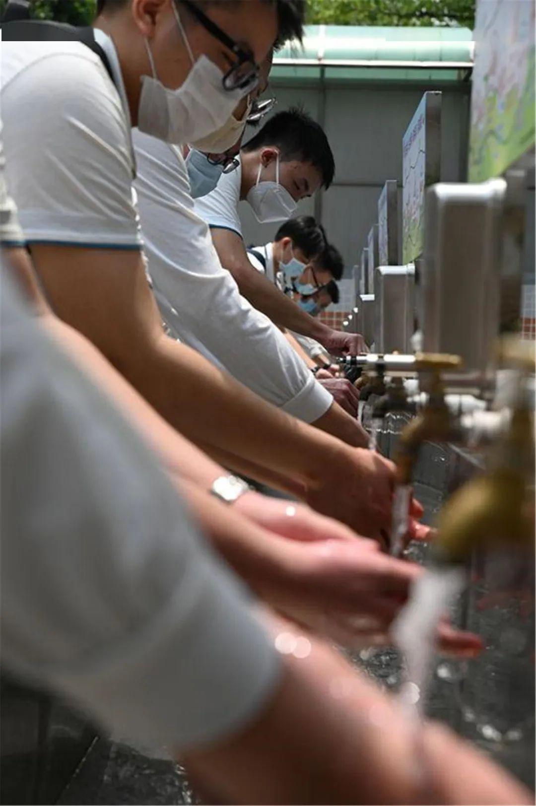 排队打饭保持间距饭堂用餐定位定点▲或许饭菜不如家里可口但依旧