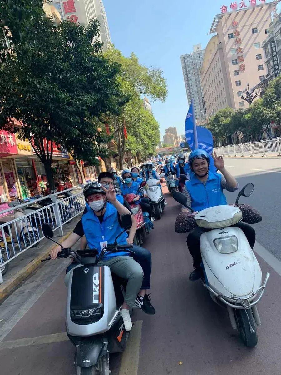 蓝色风暴席卷全城