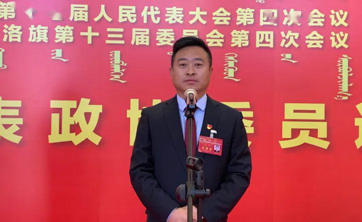 人大代表 红庆河镇其根沟村村委会主任 郝建平记者提问 :作为一名