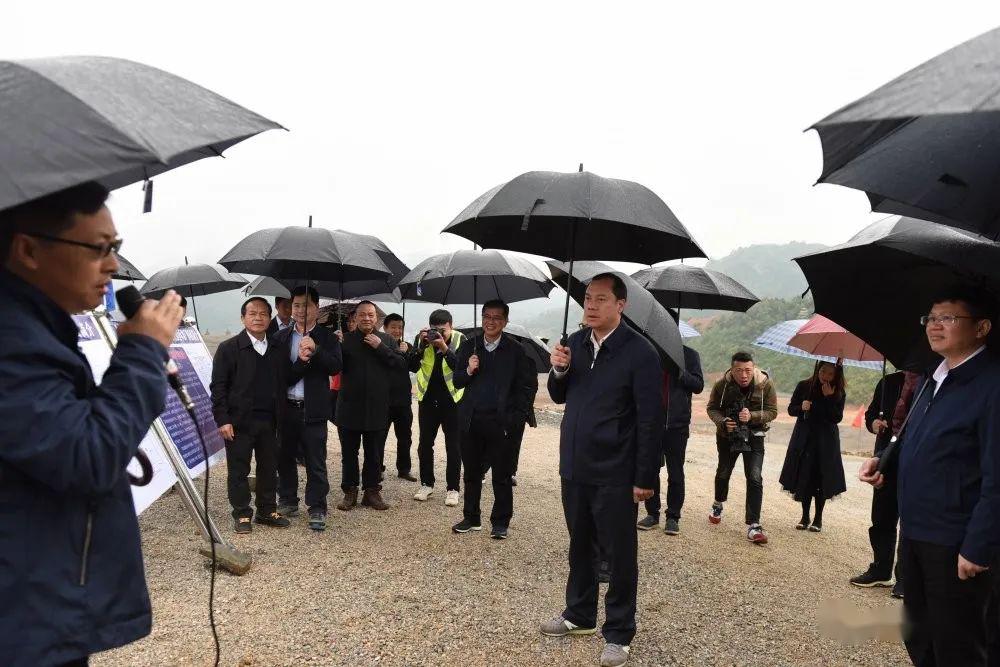 靖西党政考察团到西林考察调研扶贫和经济社会发展工作_钟恒钦