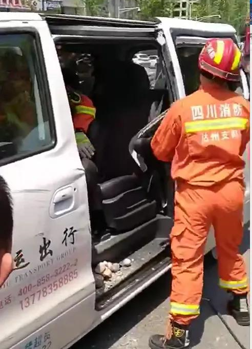 暖心達州市渠縣東城街頭突發車禍熱心群眾八秒鐘抬車救人