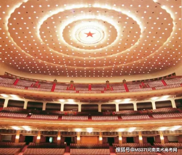 大礼堂天顶灯饰人民大会堂宴会厅的天顶装饰由中央工艺美术学院教师