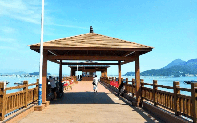 礁头码头后,大家再花上7元坐快艇,即可正式开启轻吹海风踏上前往三都