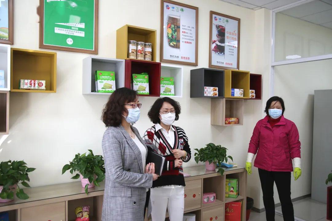 杨浦区民政局副局长周萍赴江浦路街道调研社会救助工作