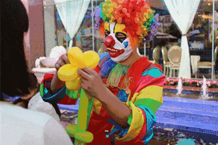 可爱的红鼻子,色彩缤纷的假发变换的五彩气球,滑稽的小丑装扮你想和