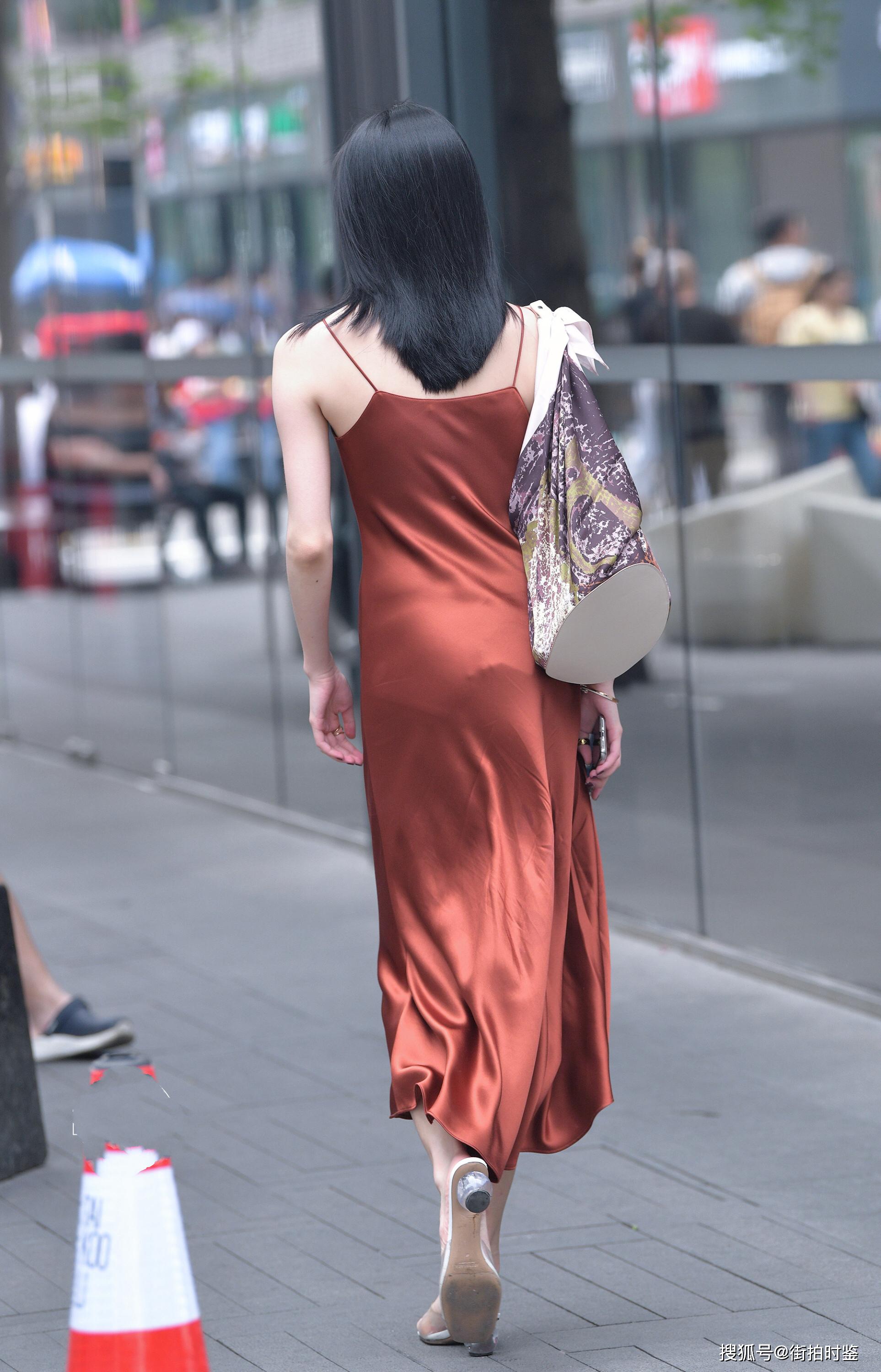 真丝裙轻柔却无骨,穿对特别高级,穿不对就像睡裙