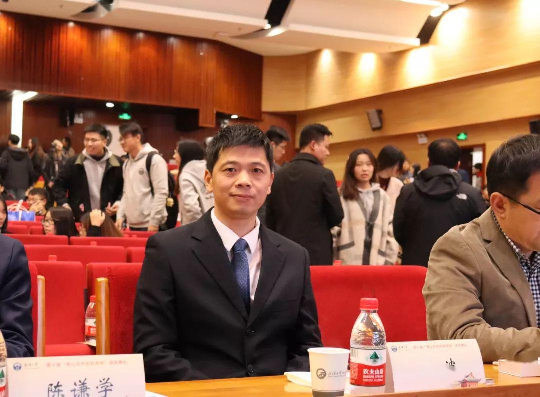 《文化产业理论专题》课堂的研究生陈同学,对陈波老师评价的关键词是