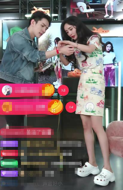 杨幂上李佳琦直播间真的太美了脚裸居然跟佳琦手腕差不多粗