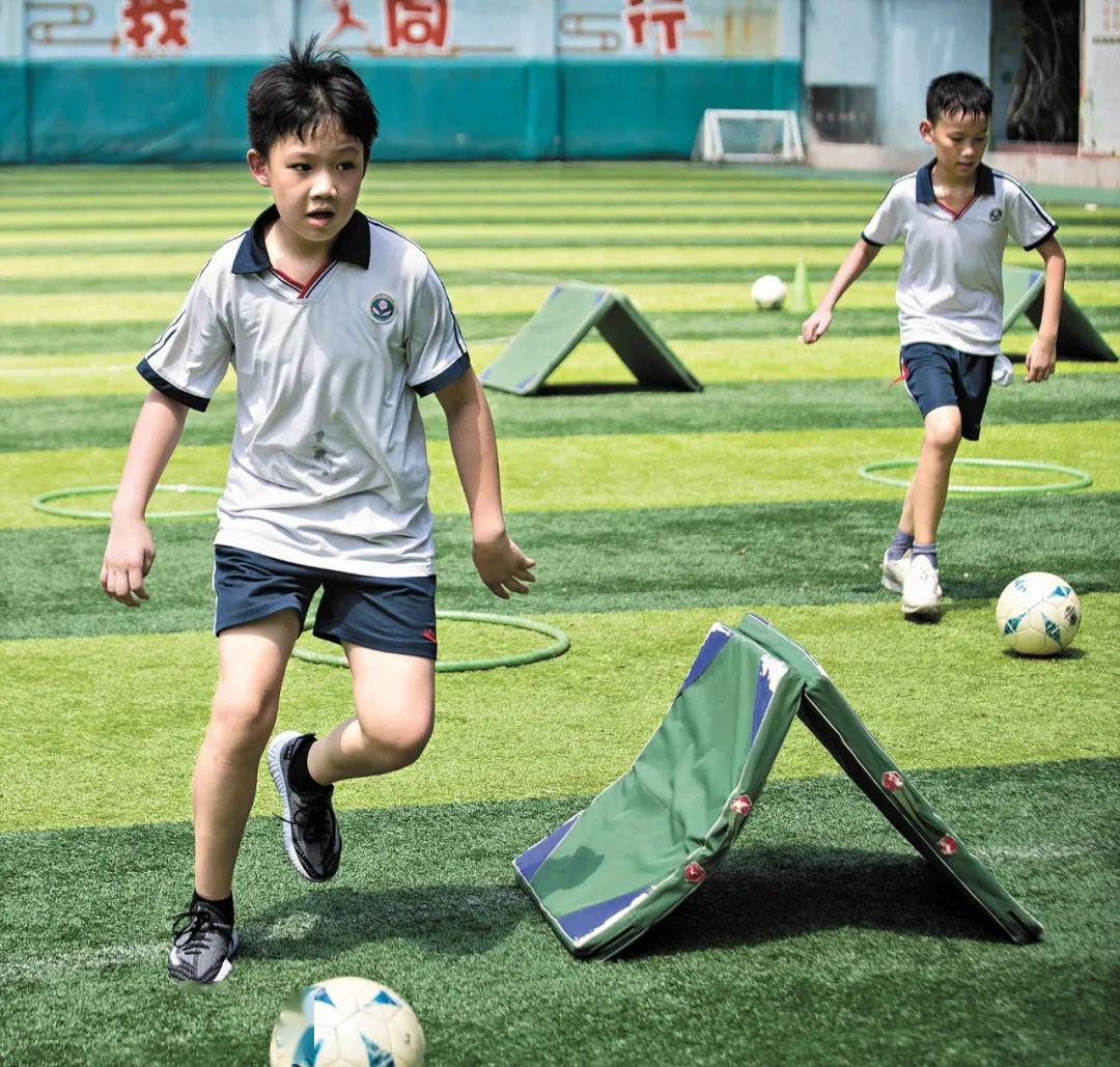 江南新村第二小学学生黄雨齐以一记世界波技惊四座,全网刷屏