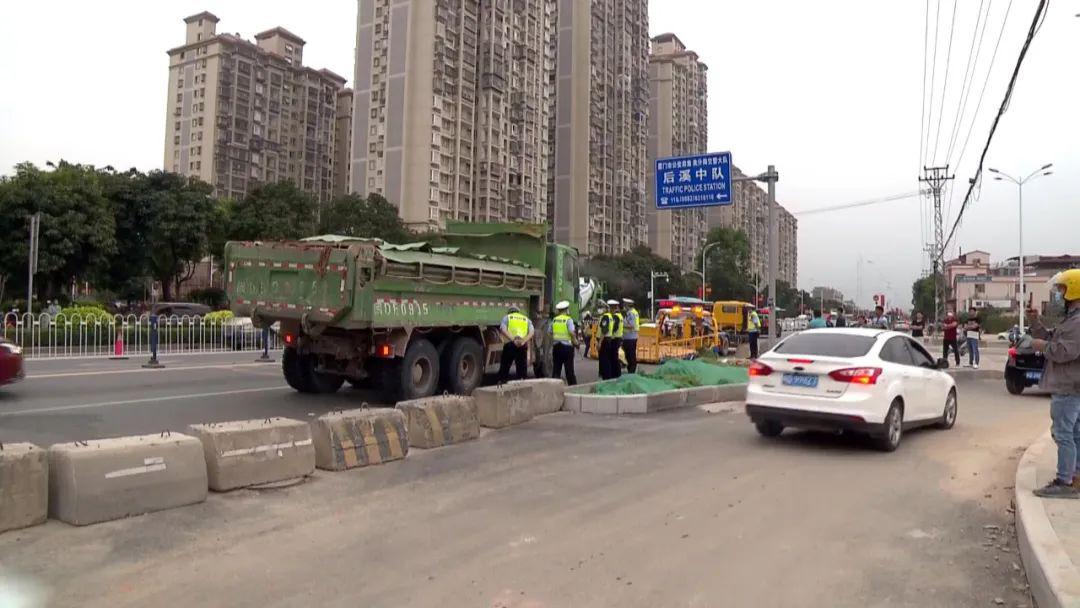 廈門電動車騎手疑遭渣土車碾壓.