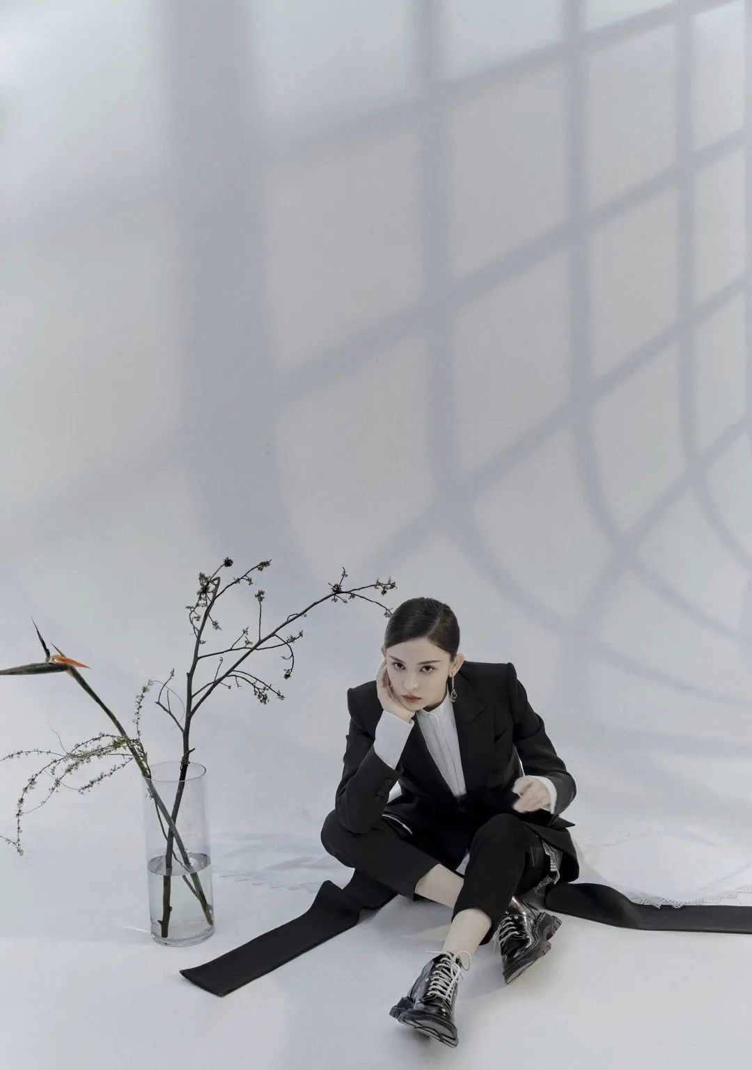 原创古力娜扎太飒了!全新大片演绎冷酷职场美人,西装革履太少见