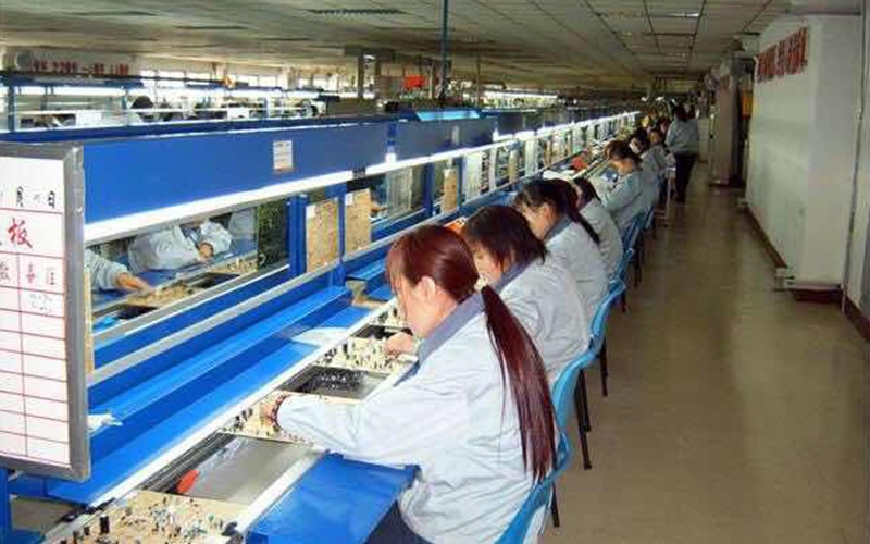 我家里本身就不富裕,还有一个弟弟在上学,我当时只能选择进厂打工补贴