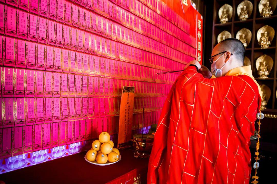 延生普佛往生普佛众法师宣诵文疏后在经咒佛号中化去延生,往生牌位愿