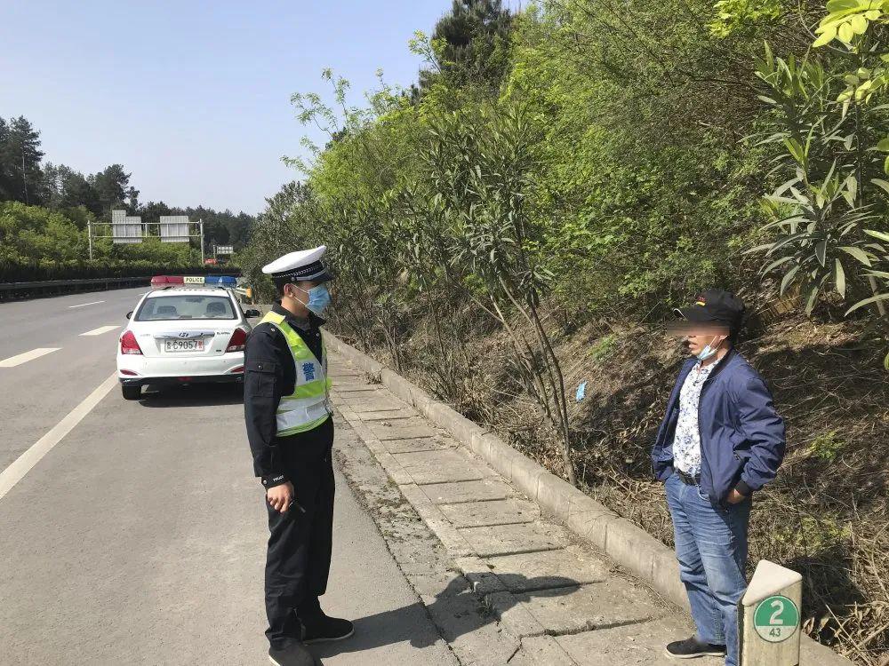 遵义开出首张罚单!有人步行上高速,险!