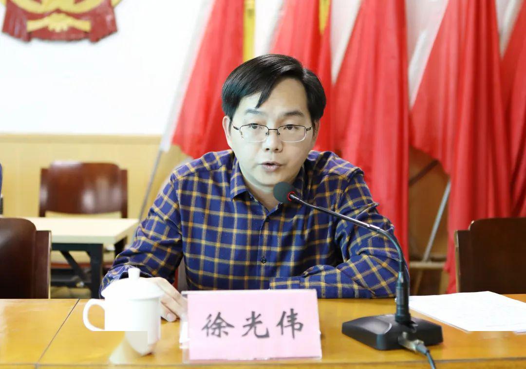 98区委组织部部委成员,干部科科长徐光伟宣读区委干部任免文件