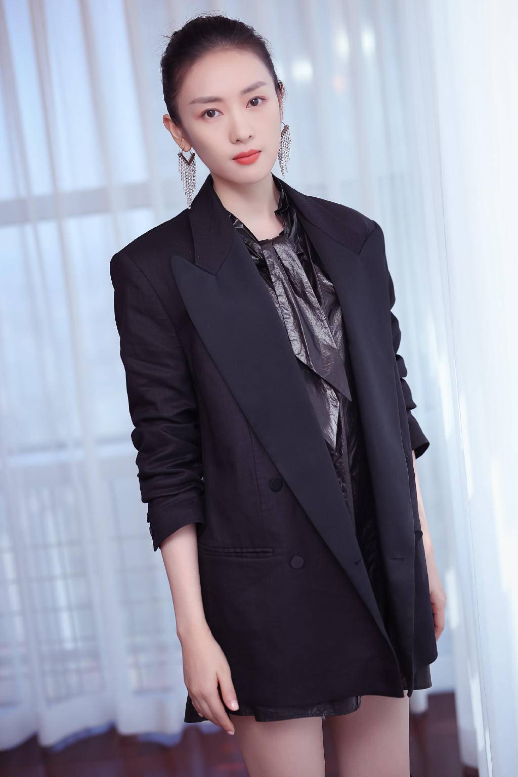 童瑶从小美到大!儿时穿印花裙戴红花扮靓,如今35岁素颜皮肤细嫩_西装