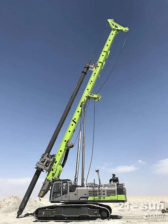 白茫茫盐田中的极光绿中联重科服务工程师出征青海高海拔无人区