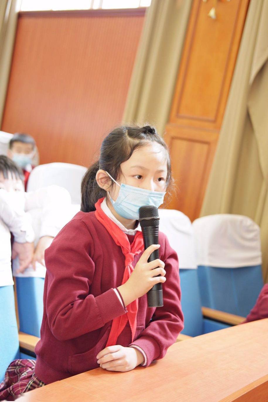 弘扬伟大的抗疫精神书生小学稚童心头有逆行之花一路明艳