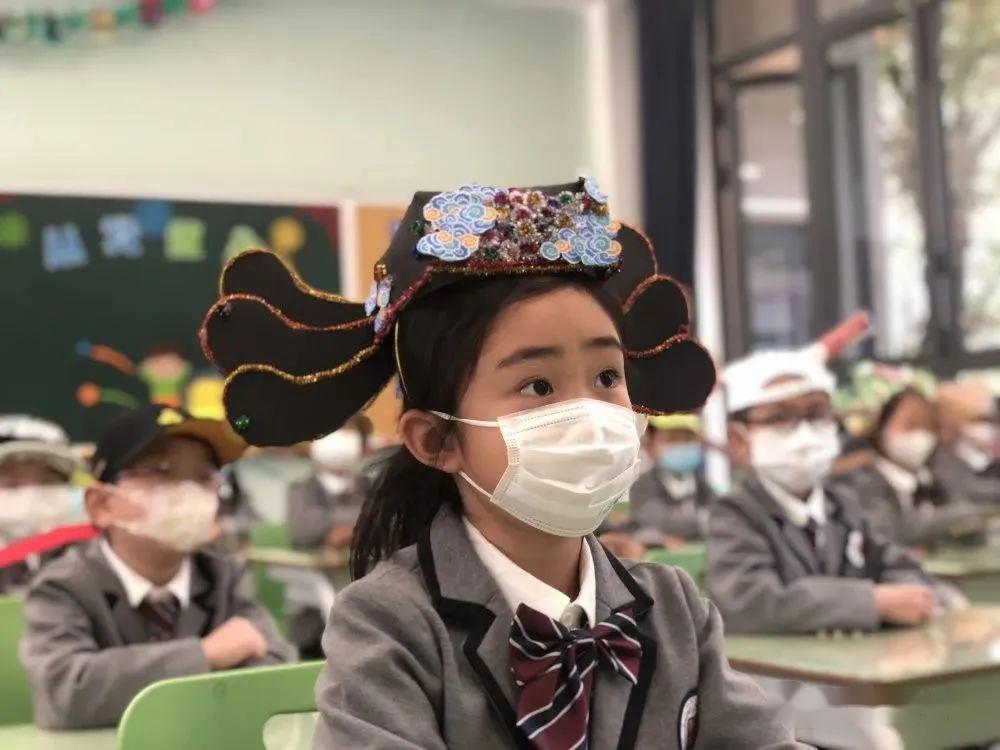 这群学生上课戴帽,而且还撞款古装剧!网友竟然纷纷叫好?_帽子