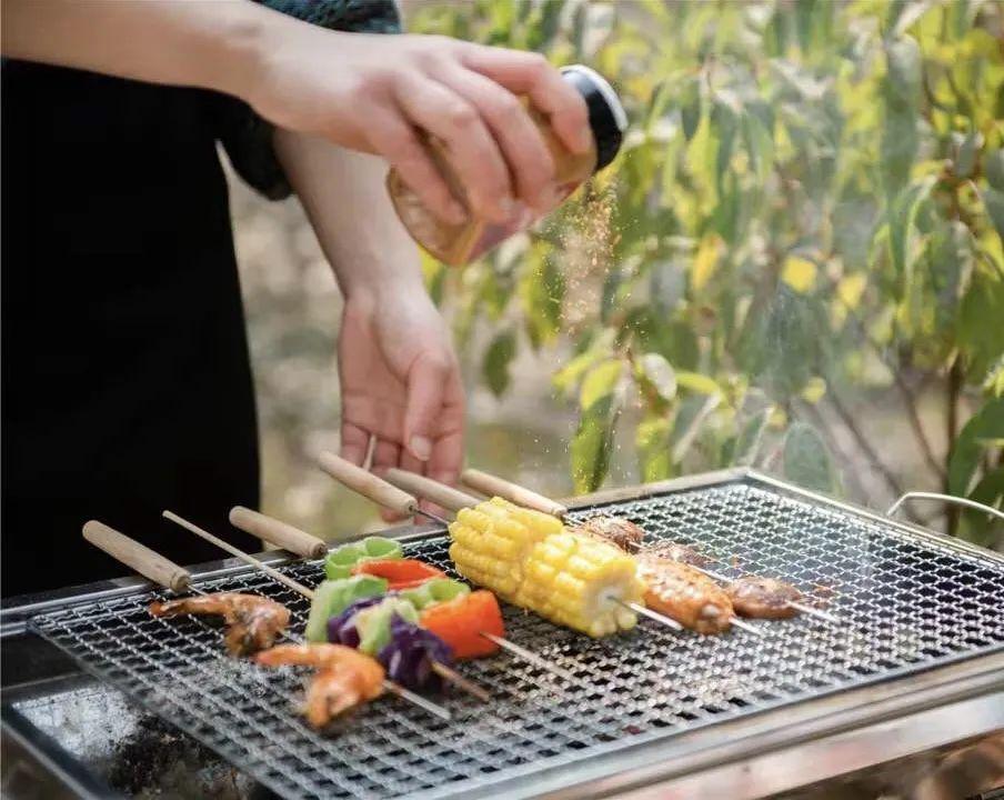 花园烧烤吧感受春日里最有温度的烟火气息来一场草坪烧烤约会几串烤肉