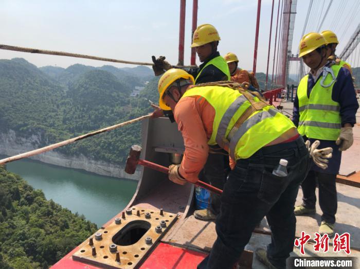 施工工人将最后一根冲钉固定完成.