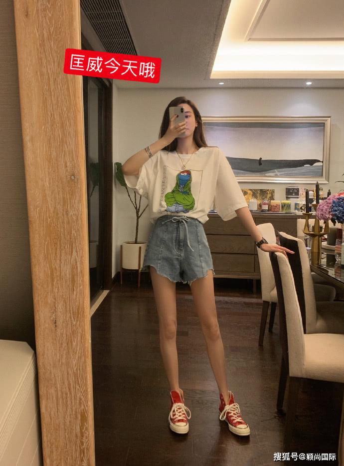 原创蒋凡被除名合伙人后张大奕晒美照手托腮装可爱大秀逆天美腿