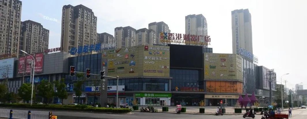 地块周边有皖西北商贸城,香港财富广场,商厦时代广场,大润发等商业