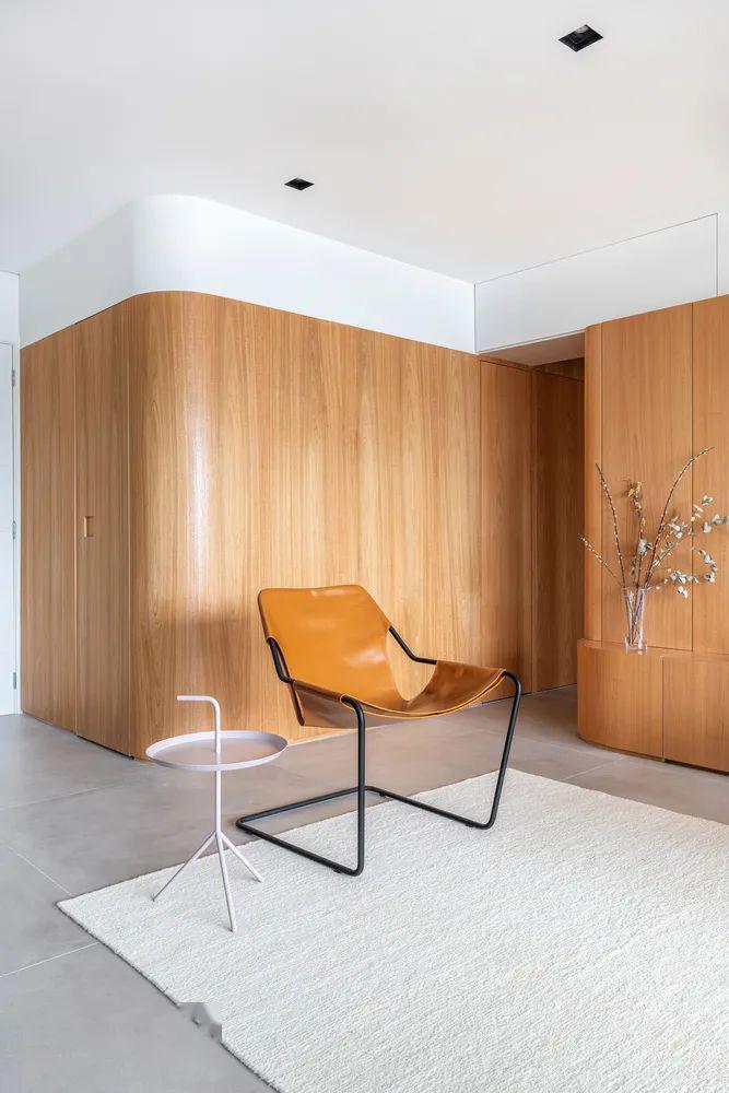 制作了木制储物柜形成很长的客厅背景墙因为格局的改变原本电视背景墙