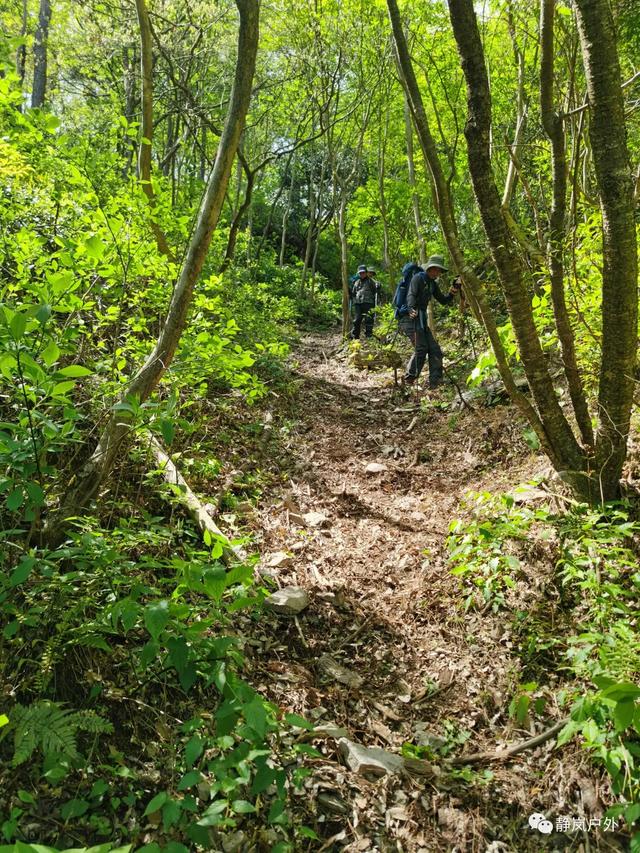 下山的路又陡又滑經過廢棄的馬場繼續往商量崗景區經過一個小水庫,水