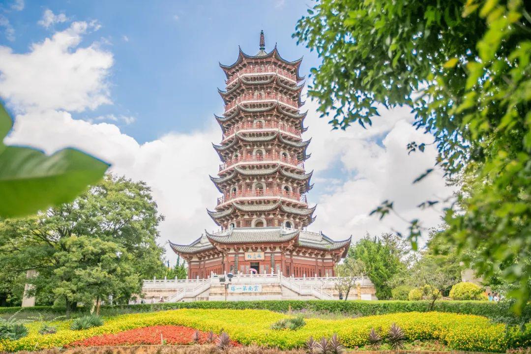 在"对弈亭"下棋品茗05景润花园"花千谷"玫瑰园景润公园内的"花千谷"玫