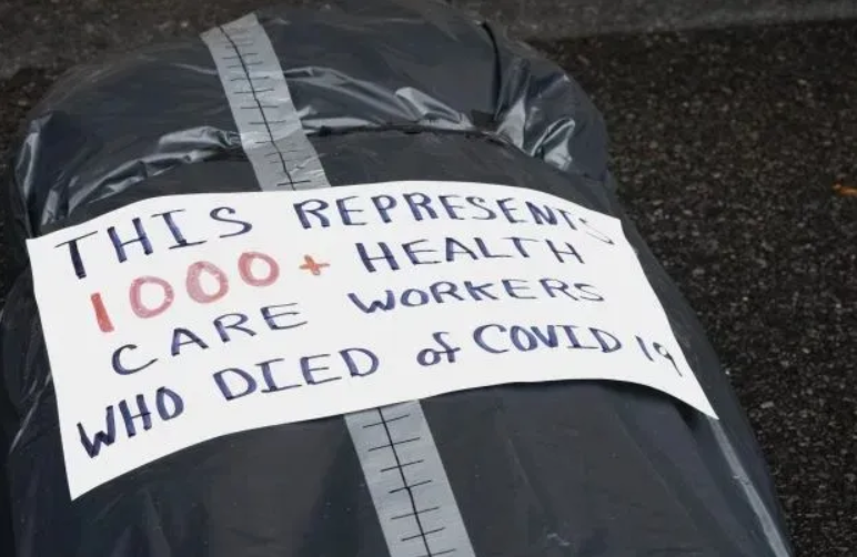 裹尸袋上写着:这代表着超过1000名在新冠疫情中死亡的医护人员