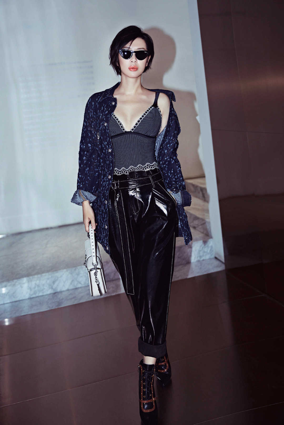 原创余男真霸气穿迷彩外套配牛仔裤增添自己身上的帅气魅力美腻了