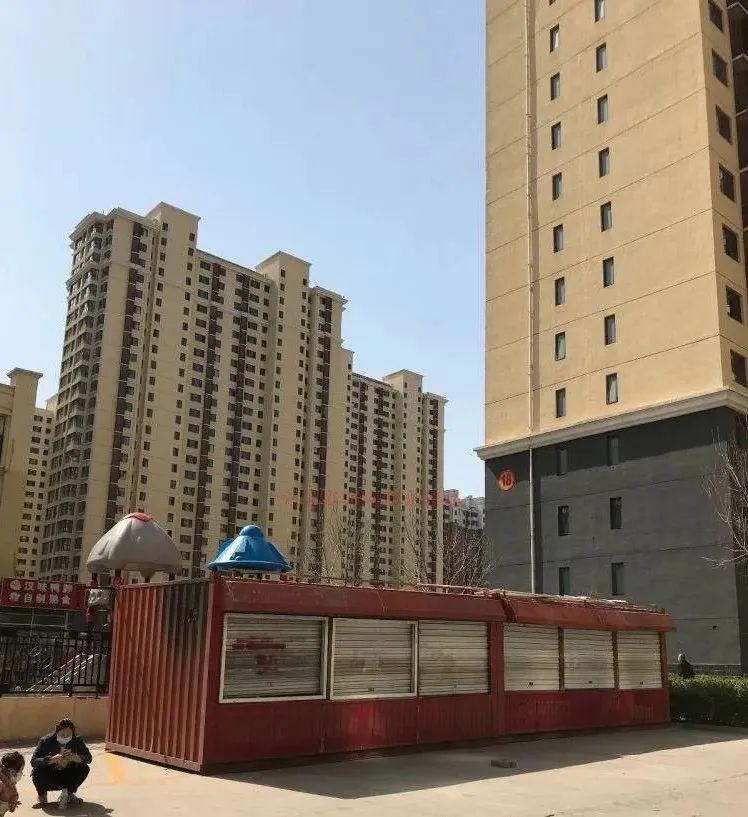 近日燕郊嘉诚国际小区因两处违建和小区内商贩摆摊占道经营等问题被