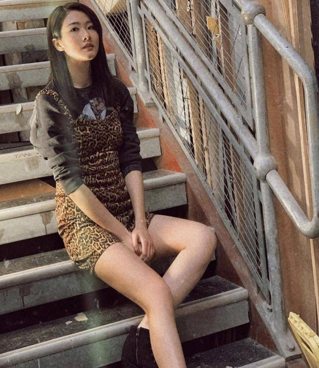 tvb小花为入娱乐圈辍学,直认自己是大花筒,盼能买楼赠父母_邓佩仪