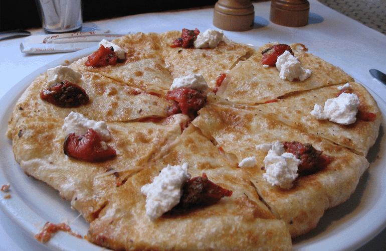 10- feteer meshaltet埃及人非常喜欢这种黏糊糊的食物,这种食物通体