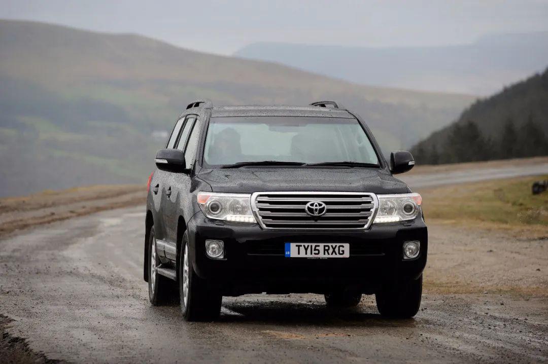 丰田lc的豪华性再度提升,除了稳定可靠的以托森中央差速器为核心的全