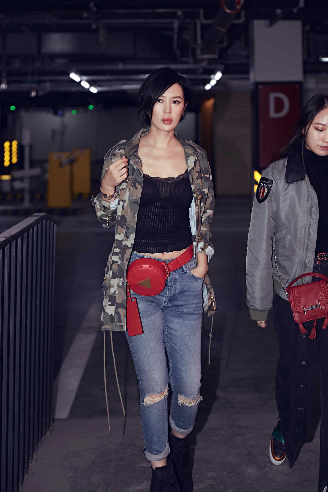 原创余男真霸气穿迷彩外套配牛仔裤增添自己身上的帅气魅力美腻了